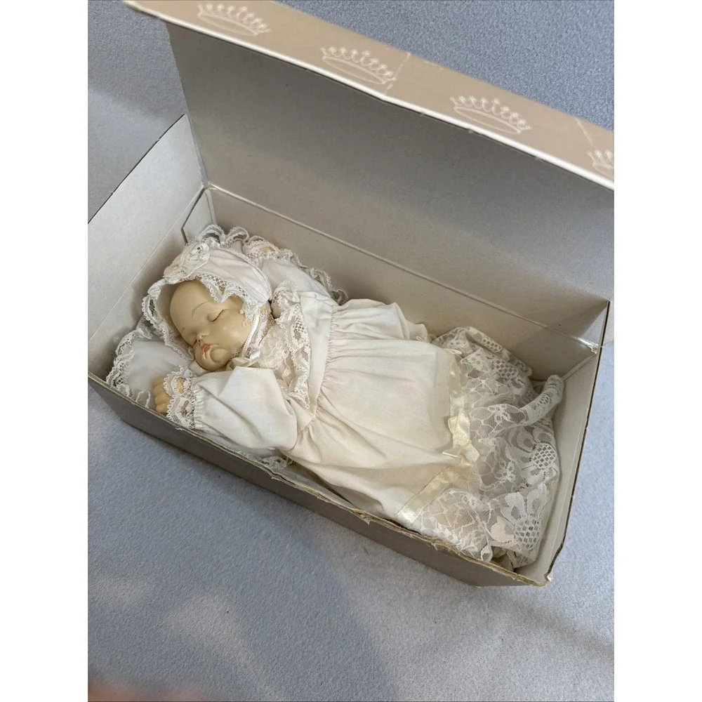 CROWNE, Fine Porcelain Sleeping Musical Moving baby on heart pillow VINTAGE